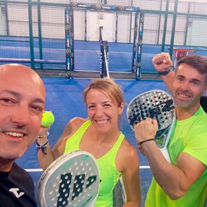 Grupo-padel-jugando